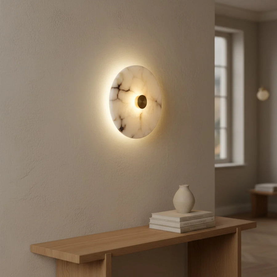 Applique art déco ronde en marbre et laiton, LED blanc chaud, mise en situation dans un couloir