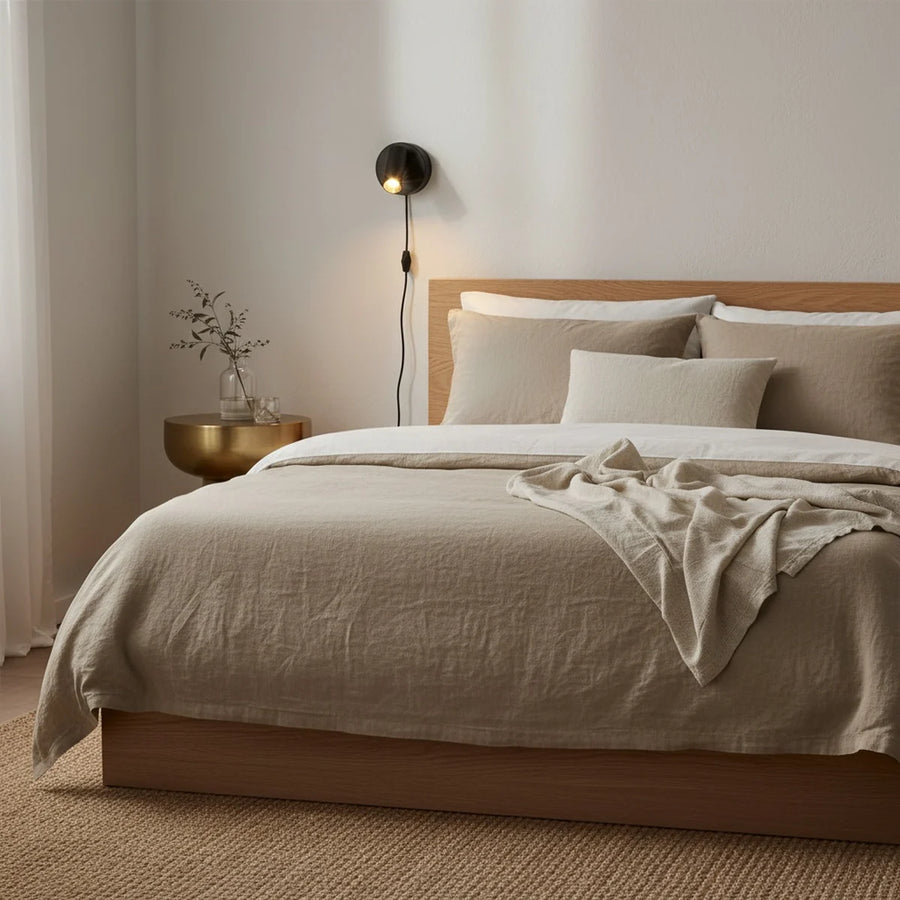 Applique liseuse tête de lit rechargeable, spot magnétique 360°, mise en situation au-dessus d’une tête de lit