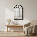 Miroir verrière arche noir, cadre bois à croisillons, mise en situation dans un intérieur lumineux