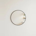Miroir salle de bain rond Ø 70 cm, cadre en métal noir, photo sur fond clair