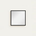 Miroir carré noir 50 × 50 cm à cadre fin, photo sur fond clair