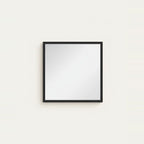 Miroir carré noir 50 × 50 cm à cadre fin, photo sur fond clair