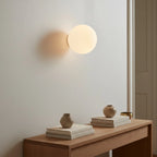Applique murale en verre boule opaline dépolie, Ø 12 ou 15 cm, mise en situation dans un couloir