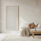 Miroir sur pied doré 164 × 54 cm, cadre en aluminium, mise en situation dans un intérieur lumineux