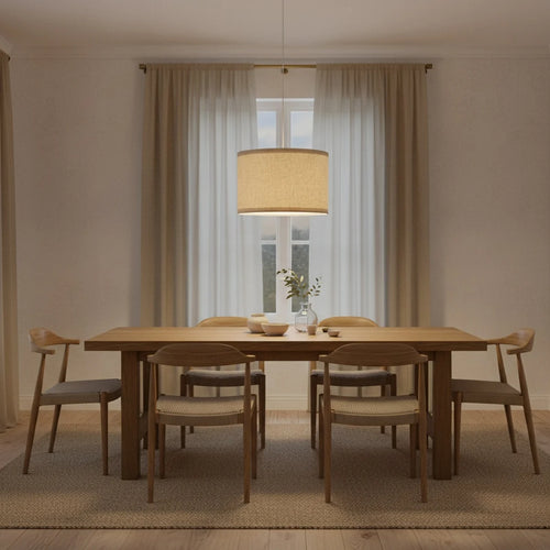 Suspension en lin beige, abat-jour cylindre Ø 40 cm, mise en situation au-dessus d’une table à manger