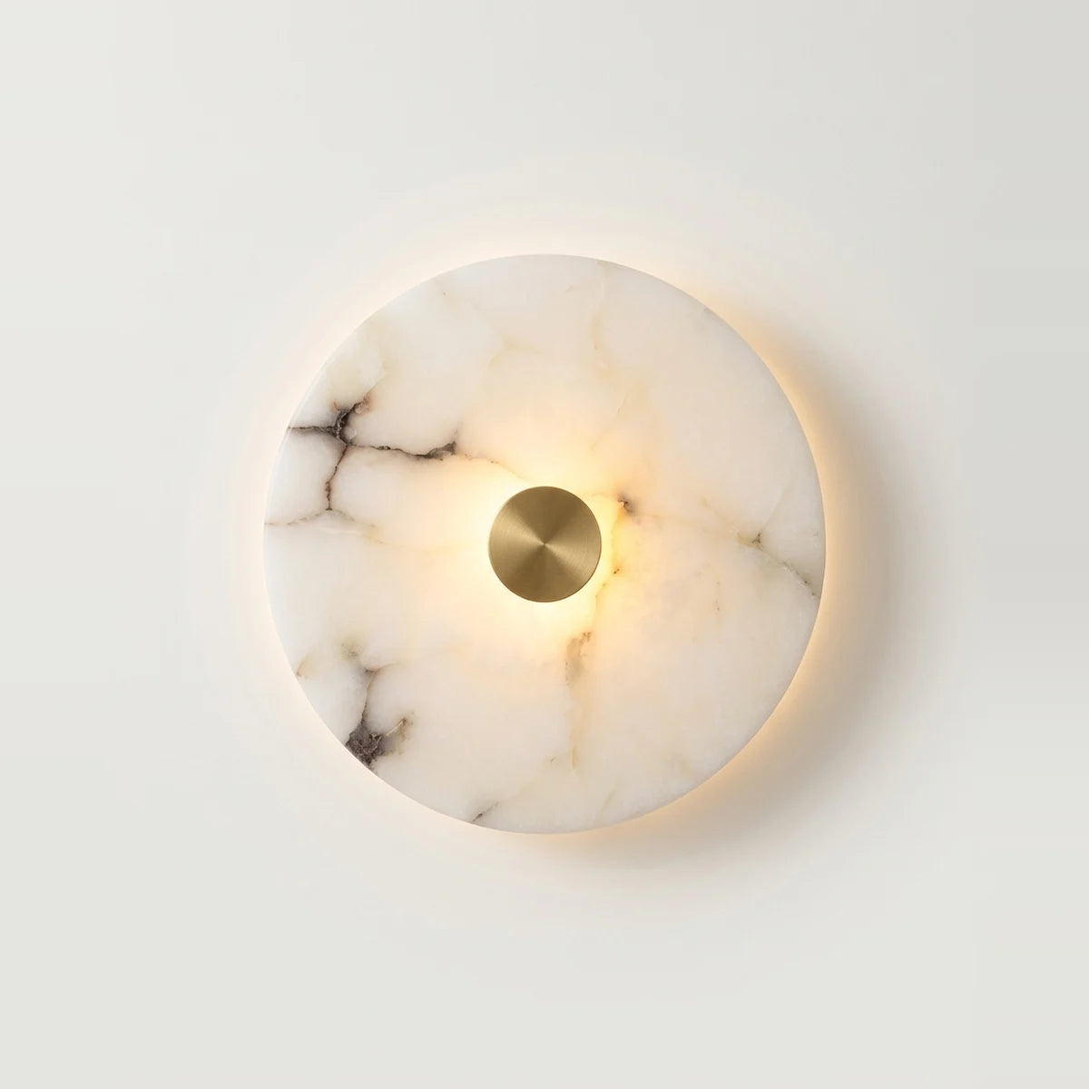 Art Deco Marble Sconce, Round with Brass, Warm LED – Ø 7.9 in (20 cm), on a light background