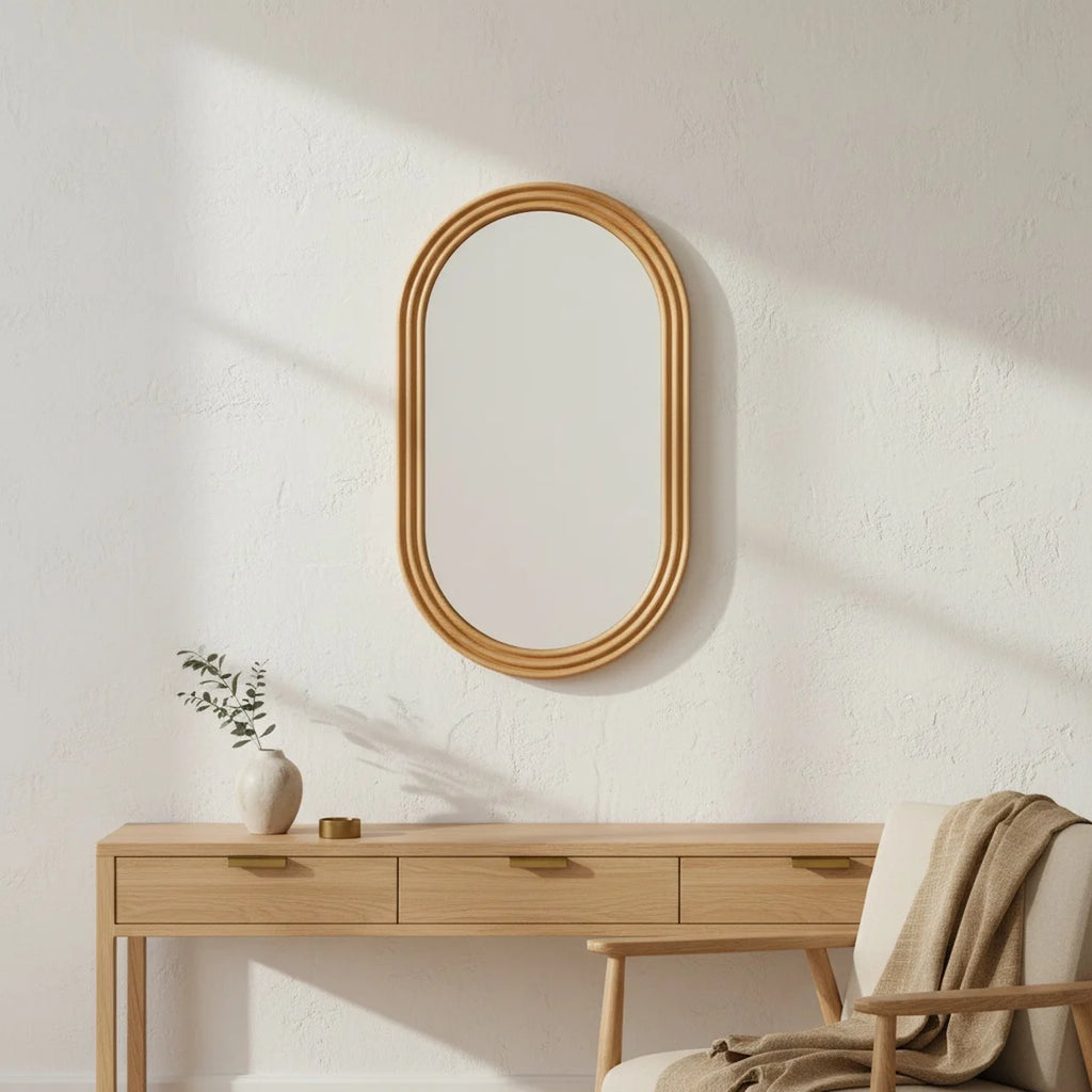 Miroir ovale bois massif 40 × 60 cm, mise en situation dans un intérieur lumineux