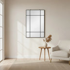 Miroir verrière noir style fenêtre 90 × 60 cm en métal, mise en situation dans un intérieur lumineux
