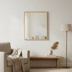 Miroir rectangulaire en bois naturel 80 × 60 cm, mise en situation dans un intérieur lumineux