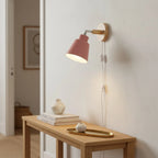 Applique murale bois scandinave orientable, culot E27 et prise UE, mise en situation dans un couloir