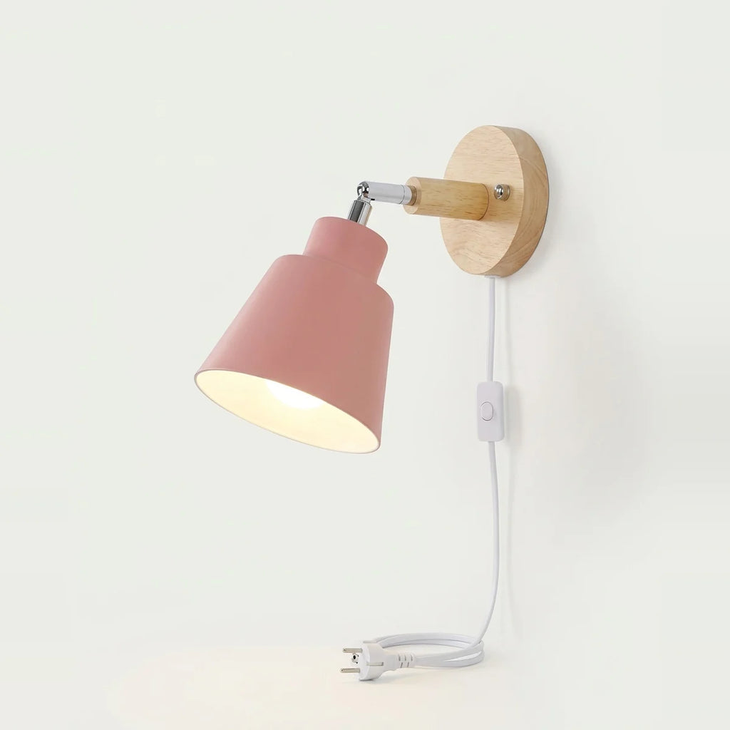 Applique murale bois scandinave orientable, culot E27 et prise UE, photo sur fond clair